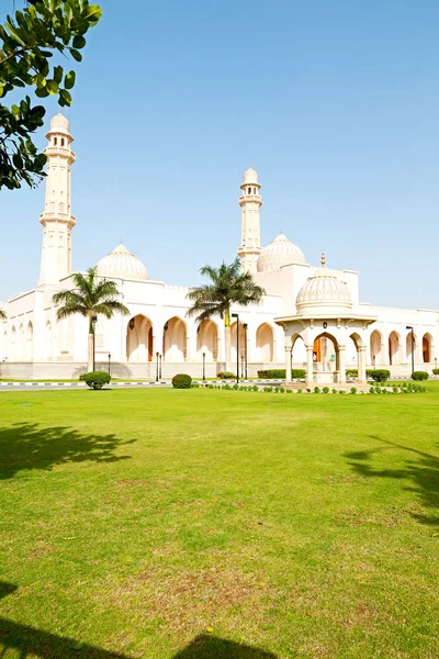 En oman moscatel la antigua mezquita minarete y la religión en el cielo claro — Foto de Stock