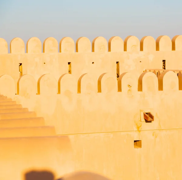 W oman, muscat stare niebo obronny fort battlesment — Zdjęcie stockowe