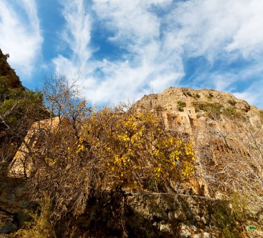 Umman dağda eski terk edilmiş köy evi ve cl kemer