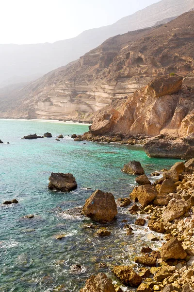 En oman mar árabe la colina cerca de la playa de arena cielo y montaña —  Fotos de Stock