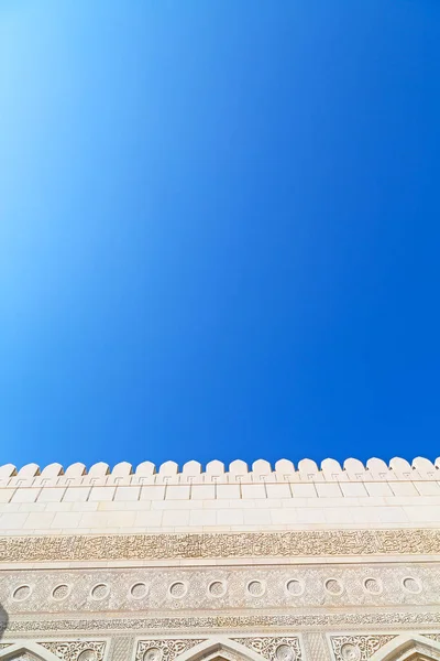 オマーン マスカットの大きなモスクの壁で — ストック写真