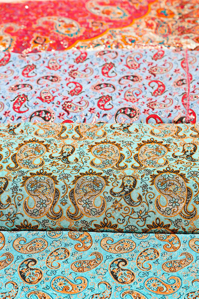 в шарфе Iran в рыночной текстуре
  