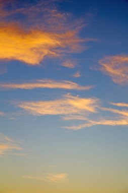 renkli ve arka planda gündoğumu