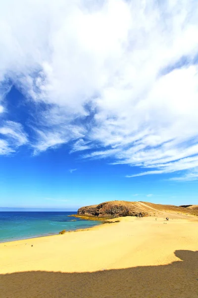 白色海岸兰萨罗特岛西班牙水和夏天 — 图库照片