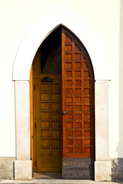 O taino enferrujado na porta curch fechado madeira itália lombardia — Fotografia de Stock