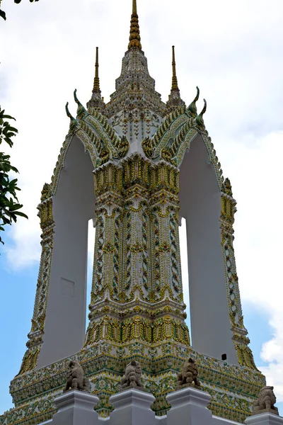 Tailândia bangkok chuva templo abstrato folha mosai — Fotografia de Stock