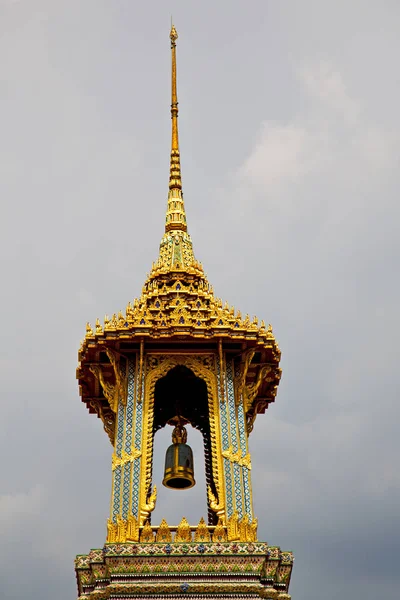 Thajsko Asie bangkok déšť chrám abstraktní bell tower — Stock fotografie