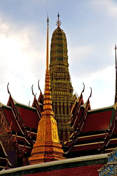 Thajsko bangkok asia kříž barvy střechy wat barvy r — Stock fotografie