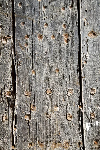 Nehty špinavé ořezané barvy na dřevo a rezavé červené — Stock fotografie