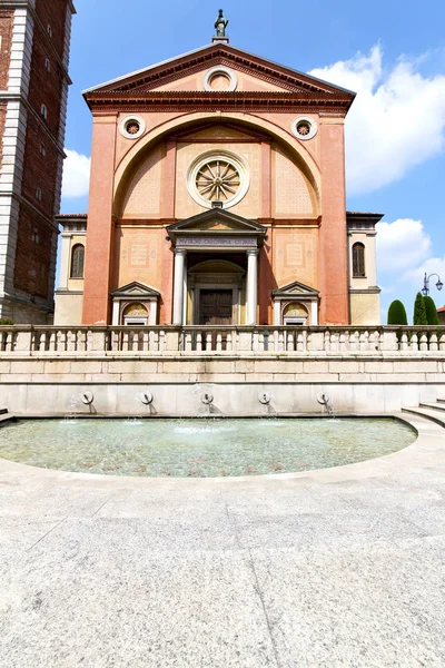 La antigua fuente de la iglesia legnano — Foto de Stock