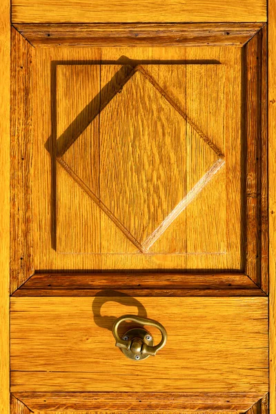Hnědá ternate mosazným klepadlem v curch dveře zavřené — Stock fotografie