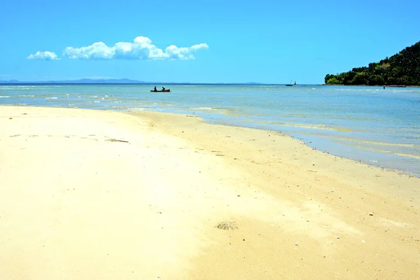 Entrometida ser playa algas océano Índico madagascar personas barco — Foto de Stock