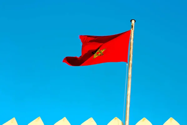 Tunisia acenando bandeira na cor azul e ondas de ameias — Fotografia de Stock