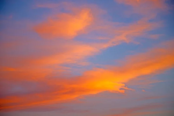 O nascer do sol no céu colorido branco — Fotografia de Stock