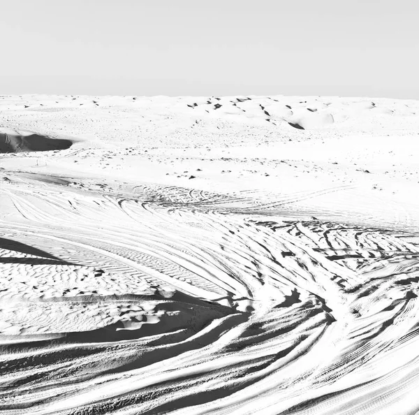 Oman pista del desierto de algunos coches en la arena y la dirección textu —  Fotos de Stock