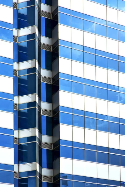 Reflex av vissa fönster terrassen i centrum — Stockfoto