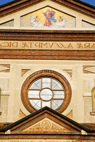 Ros fönster Italien Lombardiet i parabiago tegel tornet — Stockfoto