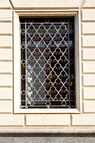 유럽 이탈리아 밀라노 오래 된 창 폐쇄 br 셔터 — 스톡 사진