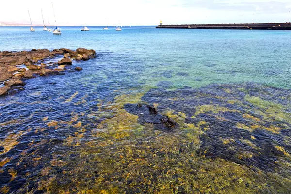 赫维德罗斯布朗岩石白色海岸游艇 — 图库照片