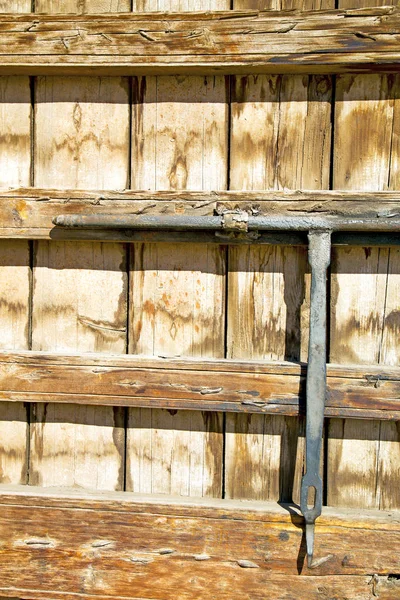 Rostbraune marokkanische Holzfassade und sicheres Vorhängeschloss — Stockfoto