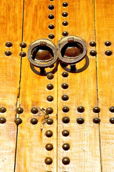 Roestige bruin Marokko in Afrika de oude houten gevel — Stockfoto