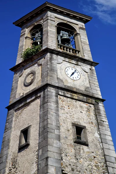Sumirago oud in Italië muur en kerk zonnige — Stockfoto