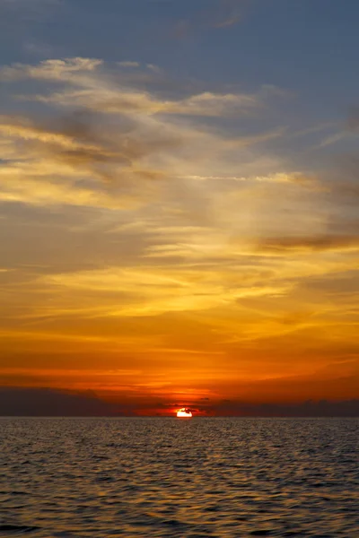 Море лодки восхода солнца в Таиланде Kho Южно-Китайское море — стоковое фото