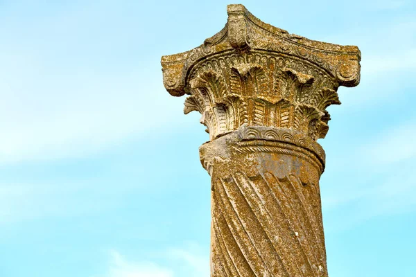 Старая колонна в истории неба Африки и природы — стоковое фото