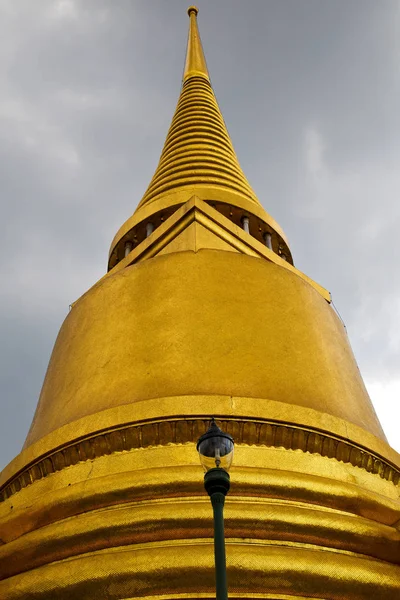 Thailand Bangkok Regen Tempel abstrakte Straßenlaterne — Stockfoto