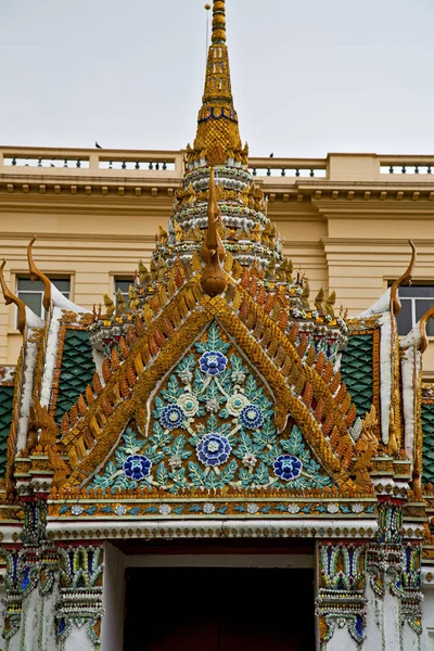 Thajsko Asie střešní wat paláce oblohy a mosa — Stock fotografie