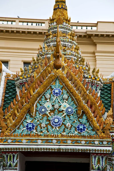 Thailand asia    bangkok rain  temple      sky      and  colors — Stock Photo, Image