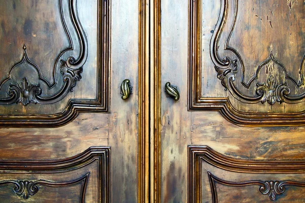 Batedor marrom em uma porta de madeira fechada ceppino varese itália — Fotografia de Stock