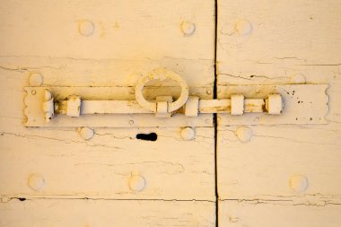  pirinç kahverengi tokmağı ahşap kapı tradate kapalı.  