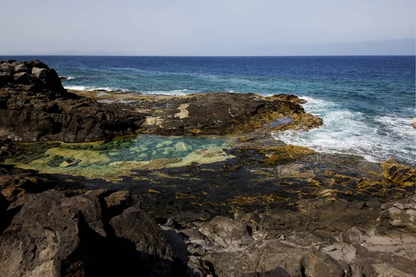 Litoral em lanzarote céu nuvem praia almíscar e verão — Fotografia de Stock