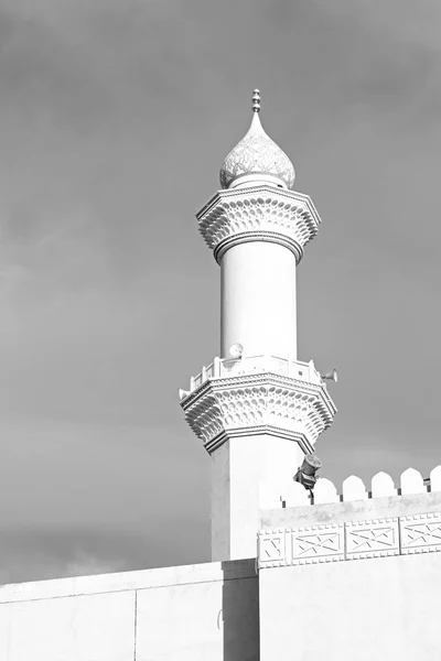 In oman muscat das Minarett der alten Moschee und die Religion bei klarem Himmel — Stockfoto