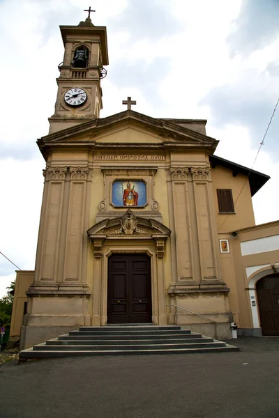 Iglesia caiello italia el reloj de ventana campanario — Foto de Stock