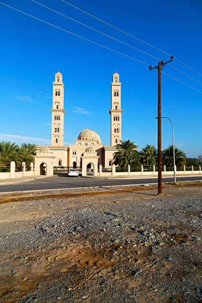 En oman moscatel la antigua mezquita minarete y la religión en el cielo claro — Foto de Stock