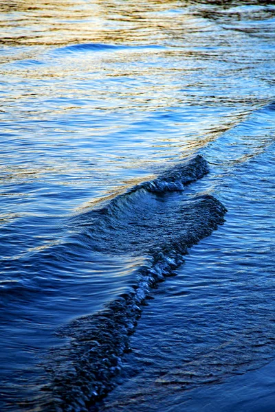 Na água sul china mar baía abstrato de ouro azul — Fotografia de Stock