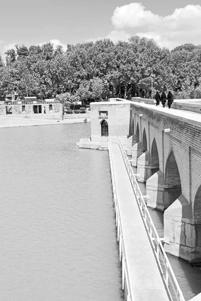 I iran den gamla bron och floden — Stockfoto