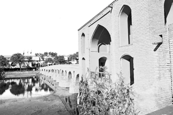 在伊朗旧桥梁与河流 — 图库照片