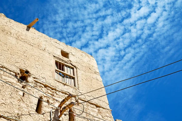 En casa oman y cielo nublado — Foto de Stock