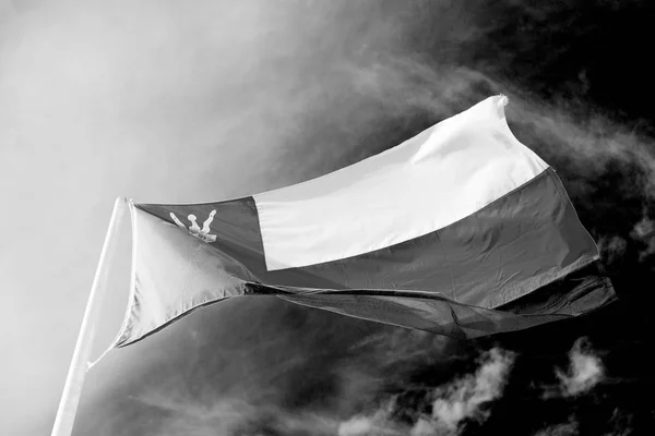 Ομάν κυματίζει σημαία και το συννεφιασμένο ουρανό — Φωτογραφία Αρχείου