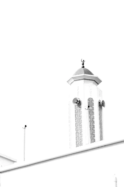 En oman moscatel la antigua mezquita minarete y la religión en el cielo claro —  Fotos de Stock