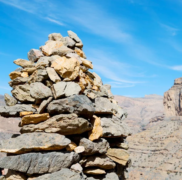 In oman la vecchia gola di montagna e canyon il cielo nuvoloso profondo — Foto Stock