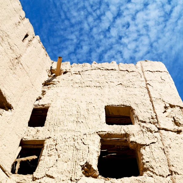 En Oman la vieja casa abandonada del pueblo y el cielo nublado —  Fotos de Stock