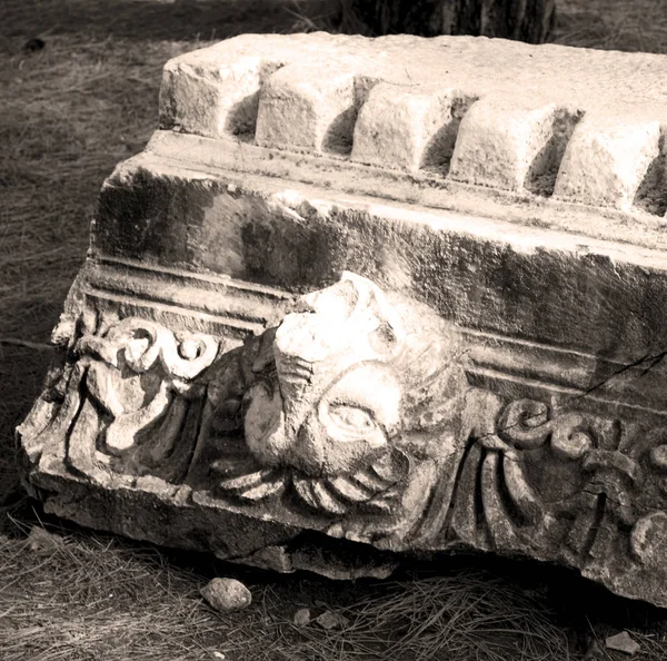 Staré zničené sloupec a zničil kámen v phaselis Turecko chrám — Stock fotografie