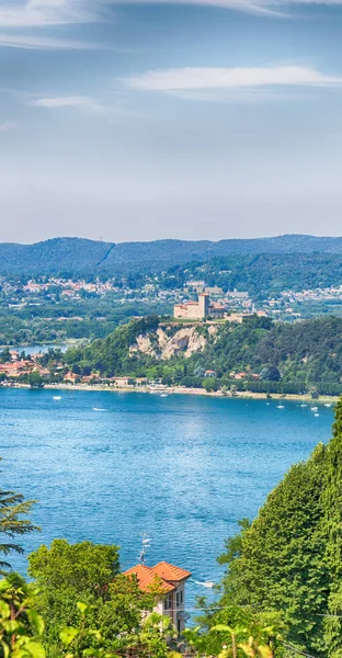 В Италии пейзажная панорама озера и горы — стоковое фото