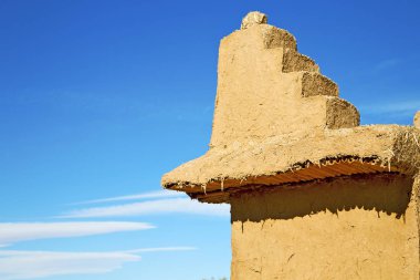 Afrika Fas ve bulutlarda kahverengi eski yapılar 