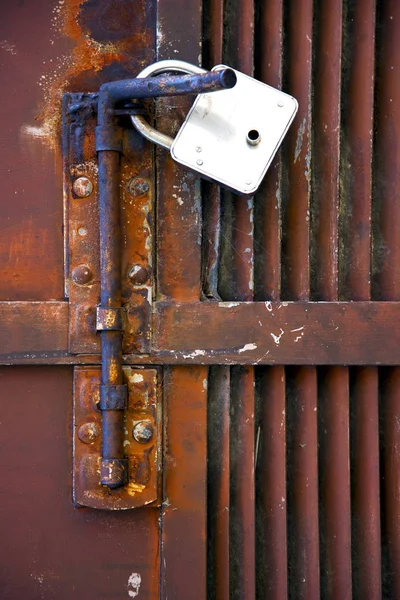Absztrakt kereszt egy zárt rozsdás ajtón Mornago — Stock Fotó