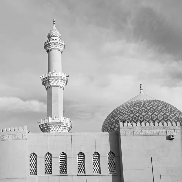 Dans oman muscat l'ancienne mosquée minaret et religion dans le ciel clair — Photo